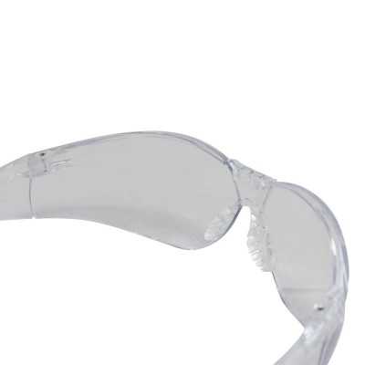 LUNETTES DE PROTECTION SPORTIVES, AVEC PROTECTION ANTIBUÉE, AVEC UNE BRANCHE TRANSPARENTE